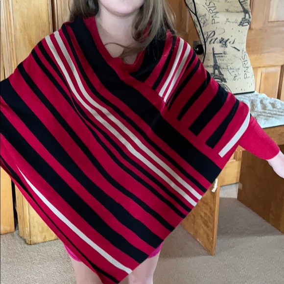 Small poncho shawl with sleeves - Picture 2 of 4